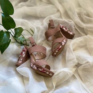 Apt.9 Floral tan adjustable heels